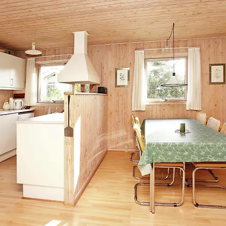 Three-bedroom Holiday In 36 *